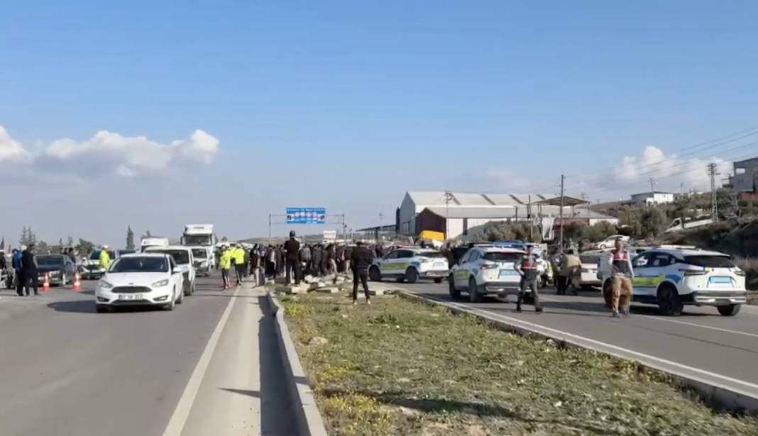 Servis aracı TIR ile çarpıştı! 6 ölü, 8 yaralı var 4